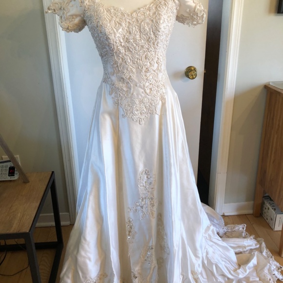 Wedding dress - Picture 2 of 16